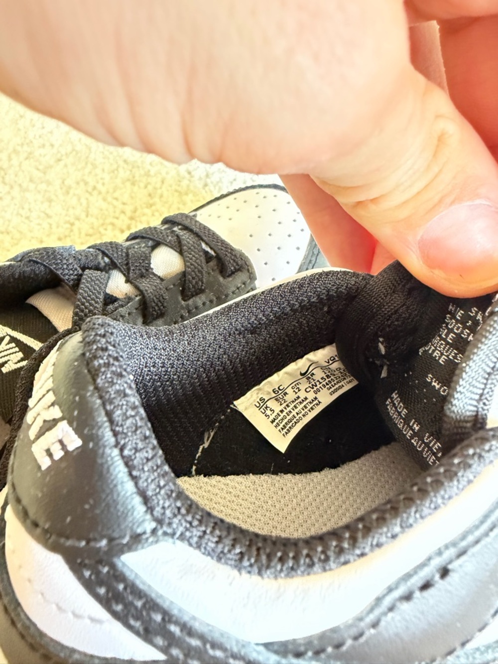Nike Kids Black and White Low-Top Sneakers - Picture 4 of 4
